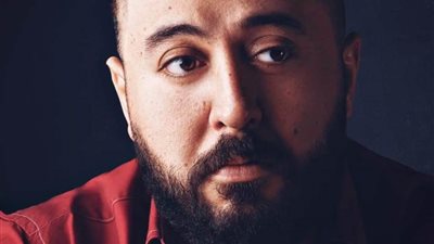 عمرو عبد العزيز: أمي لعبت دورا كبيرا في حياتي   