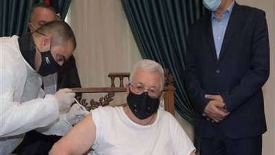 الرئيس الفلسطيني يتلقى اللقاح المضاد لفيروس كورونا