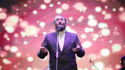 علي الحجار يحتفل بألبومه الجديد في مسرح الزمالك ويغازل زوجته بأغنية (صور) 