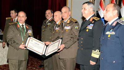 وزير الدفاع يكرم قادة القوات المسلحة المحالين للتقاعد