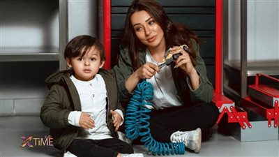 في أول ظهور مع والدتها.. ساندي تكشف تفاصيل عن طفولتها وأمومتها (صور)