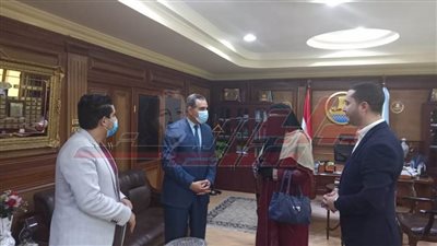  محافظ كفر الشيخ يستقبل الأم المثالية الثانية ويشيد بكفاحها