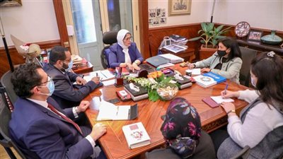 الصحة المصرية والعالمية تبحثان سبل التصدي لكورونا وتصنيع اللقاحات