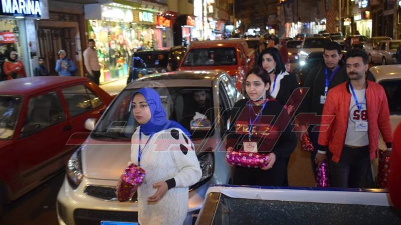 فتيات يوزعون الهدايا