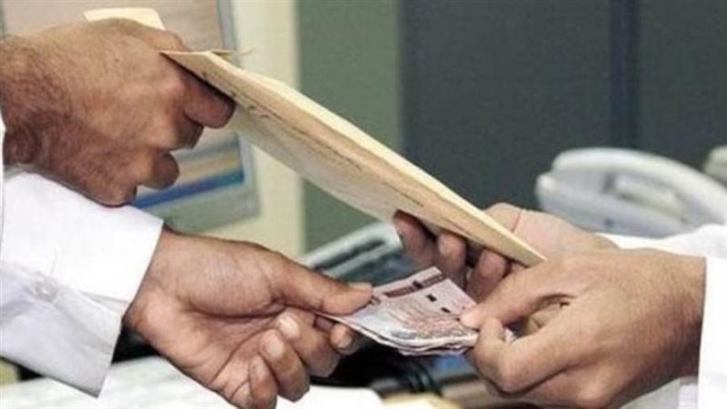 قرار إيقاف 3 موظفين