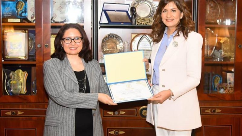 السفيرة نبيلة مكرم