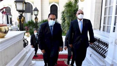 موجز الرابعة.. الحكومة تنفي تراجع الشحنات المُصدرة من الغاز المسال 