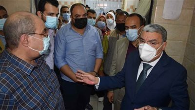 محافظ المنيا يتابع حالة 37 عاملة مصابة بالاختناق نتيجة العاصفة الترابية