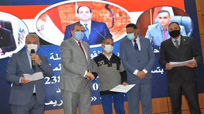 وزير القوى العاملة يسلم وثائق تأمينية للعمالة غير المنتظمة والصيادين بالدقهلية