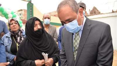 محافظ الإسماعيلية يستقبل سيدة مسنة بمكتبه... قابلها بإحدى جولاته