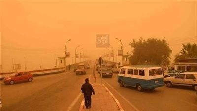 عاصفة ترابية تجتاح محافظة أسوان وتؤثر على حركة السير بشكل جزئي