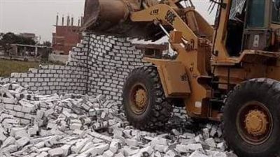إزالة 5 حالات تعدٍ بالبناء المخالف علي الأراضي الزراعية بالشرقية