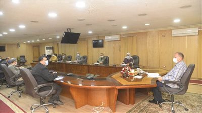 محافظ أسيوط يستعرض جهود توفير الأراضي اللازمة لإقامة مشروعات مبادرة 