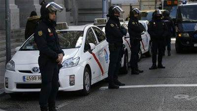 تليجراف: إيطاليا تداهم مصنع لقاحات للاشتباه في إخفائه 29 مليون جرعة 