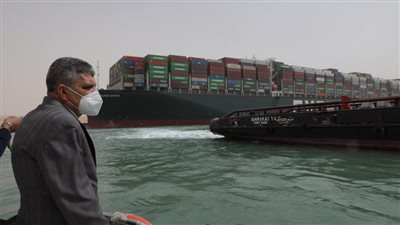 استمرار أعمال تعويم السفينة الجانحة بقناة السويس وتعليق حركة الملاحة مؤقتاً