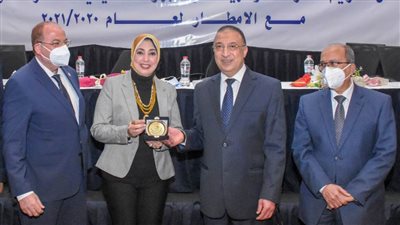 محافظ الإسكندرية يكرم الجهات المشاركة في التعامل مع نوات هذا العام 