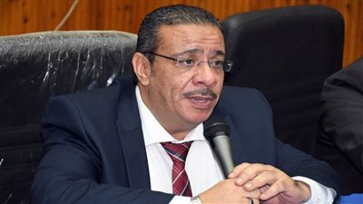 رئيس جامعة القناة يعتمد نتائج البرامج المميزة بكلية التجارة 