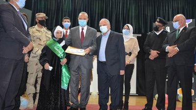 احتفالا بعيد الأم.. محافظ القليوبية يكرم الأمهات المثاليات