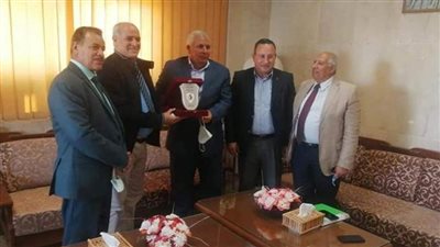 محافظ الوادي الجديد يبحث مع وفد 
