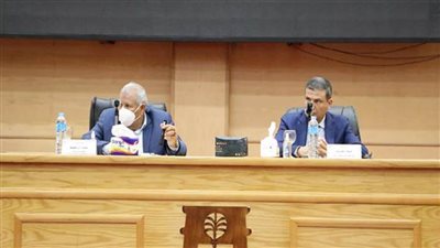 محافظ الوادي الجديد ورئيس البنك الزراعي يبحثان تيسيرات البنك للمرأة الريفية والمزارعين