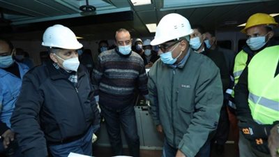 الفريق أسامة ربيع يتابع أعمال التكريك بمنطقة جنوح السفينة 