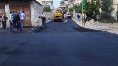 استمرار أعمال رصف الشوارع وصيانة أعمدة الكهرباء بكوم حمادة