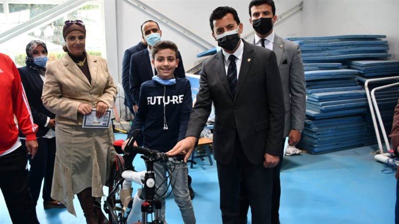 وزير الرياضة يسلم