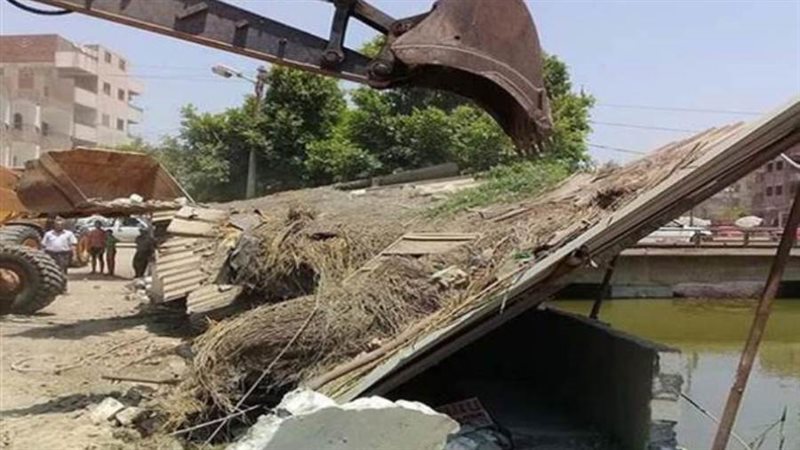 ازالة تعديات من نهر