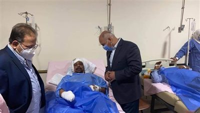 وزير النقل يزور مصابي حادث قطاري سوهاج 