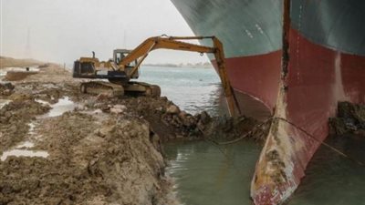 رئيس هيئة قناة السويس يكشف حقيقة صورة منتشرة في حادث السفينة الجانحة