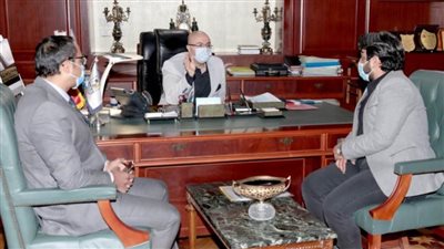 محافظ بني سويف يلتقي مدير فرع التأمين الصحي