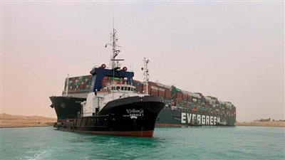 موجز الرابعة| قناة السويس: استمرار محاولات التعويم ووصول  قاطرتين للمشاركة في شد السفينة 