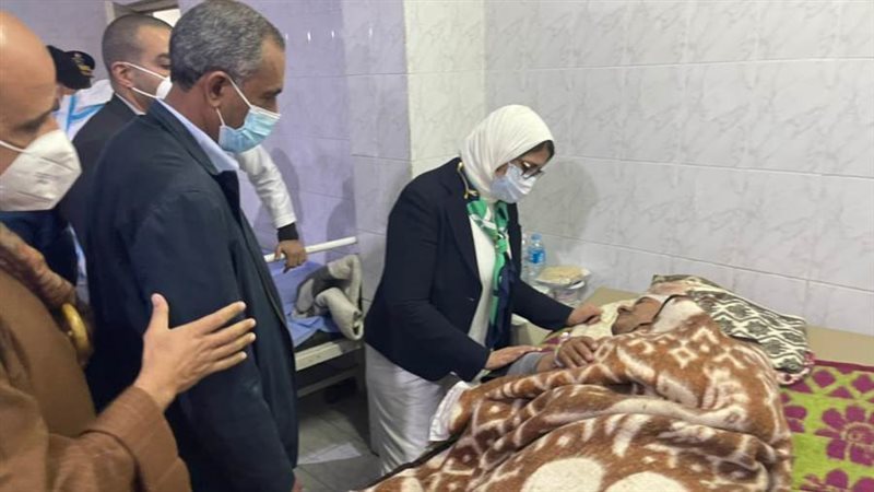 وزيرة الصحة مع المصابين