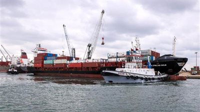 هيئة ميناء دمياط تنجح في إنقاذ وقطر سفينة حاويات بعد تعطل ماكيناتها الرئيسية