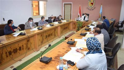 رئيس جامعة سوهاج يجتمع بمجلس إدارة البرامج الجديدة بكلية الآداب 