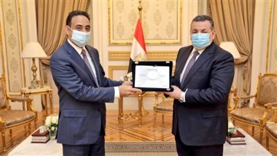 وزير الإعلام يستقبل سفير سلطنة عمان