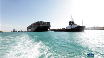 شاهد...نجاح هيئة قناة السويس في تعويم سفينة الحاويات البنمية الجانحة (صور)