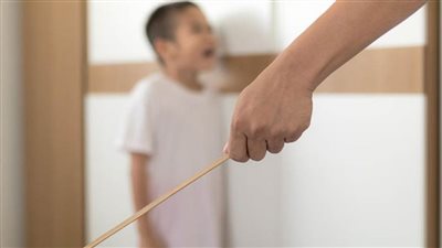 تفاصيل  تداول  فيديو لشخص  يتحدث عن قيام أب بالتعدى على نجله 