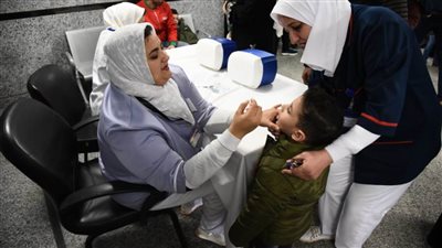  2710 فرق طبية يواصلون الحملة القومية للتطعيم ضد شلل الأطفال بالمنيا