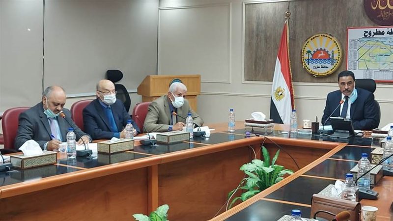 محافظ مطروح مع وفد