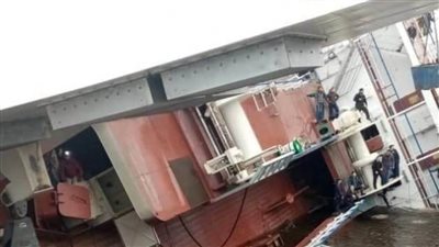 روسيا.. انقلاب سفينة في حوض لبناء السفن ووقوع إصابات  