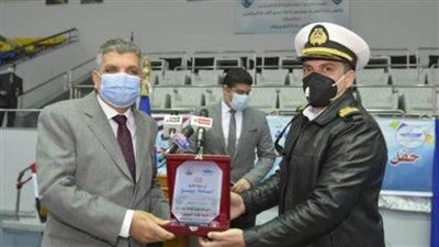 الفريق أسامة ربيع يكرم العاملين المشاركين في تعويم السفينة 
