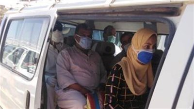 مدير إدارة المواقف بالوادي الجديد يوجه السائقين بالالتزام بقرار ارتداء الكمامات