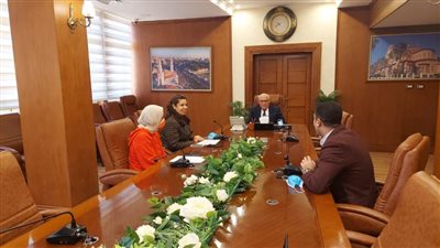 محافظ بورسعيد يتابع سير العمل بمركز المتغيرات المكانية بالمحافظة 