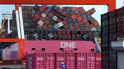 شاهد.. أهوال تدحرج بضائع الحاويات في السفن العملاقة (فيديو) 