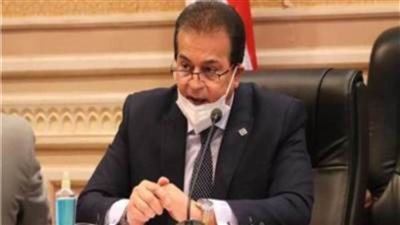 وزير التعليم العالي يستعرض تقريرًا حول المشروعات المقامة بجامعة الأقصر بتكلفة 332 مليون جنيه