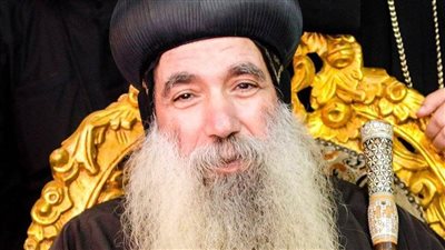 أسقف نجع حمادي يتلقى الجرعة الأولى من لقاح كورونا