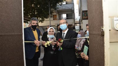 نائب رئيس جامعة أسيوط يشارك كلية التربية النوعية افتتاح معرضها الفني 