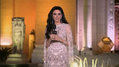 مقدمات احتفالية نقل المومياوات يتألقن بأزياء مستوحاة من الفراعنة 