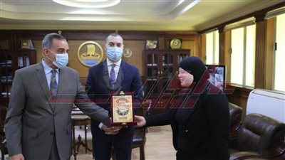 محافظ كفر الشيخ يمنح بطلة العالم لرفع الأثقال للمكفوفين درع المحافظة ويقرر بناء منزلها